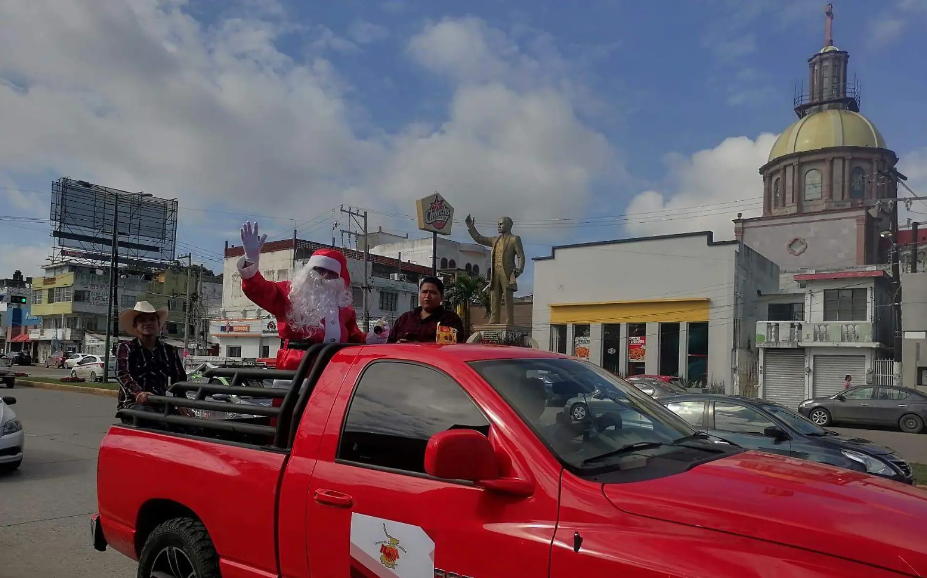 Santa Claus recorre el mercado de Ciudad Madero 